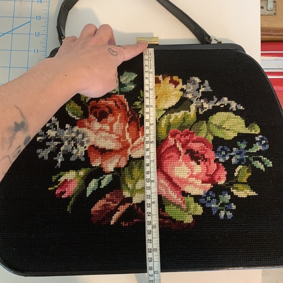 VINTAGE | Embroidered Purse - Picture 12 of 13